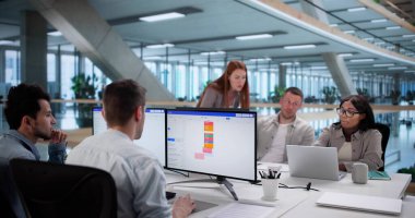 Proje Bitiş Tarihlerini Verimlilik Vermek İçin Kanban Tahtasını Kullanan Yazılım Geliştirici.