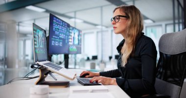 Dizüstü bilgisayarda Dijital Tasarım Yazılımı kullanarak Kurgu Oluşturan Profesyonel Video Düzenleyici