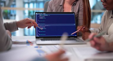 Çeşitli ofislerde yazılım geliştiren çok ırklı programcılar takımı