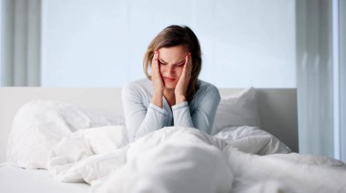 Migreni olan bitkin hemşire dağınık hastane odasında erken uyandı..