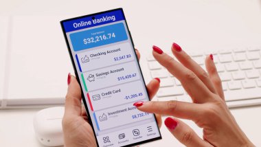 Güvenli Para Aktarımı Uygulaması: Genç Kadın Profesyonel Bankacılık