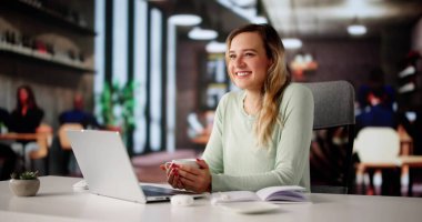 Hukuk Lokantasında Dizüstü bilgisayardaki Kadın Yönetici Analiz Stratejileri.