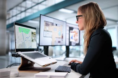 Gayrimenkul yazılımını kullanarak emlak zeminini yenile ve kaldır. Sanal İçe Bakan Kadın Tasarımcı