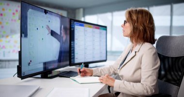 Sanal Çevrimiçi Eğitim Oturumu Kadının Dijital Yönetim Becerilerini Öğrenmesine Yardım Ediyor