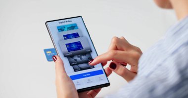 Dijital Ödeme Cüzdanı: Akıllı Bir Kadın Kredi Kartı Çevrimiçi Etti.