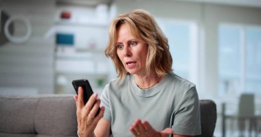 Kederli Yaşlı Kadın, Bozuk Akıllı Telefonu Tutuyor, Teknik Destek Arıyor