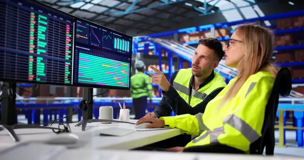 Depo Yöneticisi Lojistik Şirketi için Masaüstü Bilgisayarının Hesap Tablolarını Analiz Eder