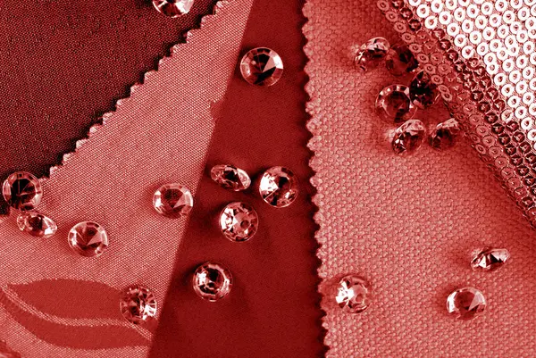 Nahaufnahme Der Diamanten Auf Rotem Stoff lizenzfreie Stockbilder