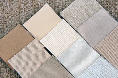 İç mekan için bej ve gri döşeme örneklerinin kapağını kapat