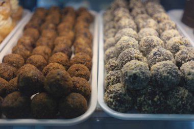 Bir vitrindeki kekler, çeşitli tipler, yakın plan görünüm.