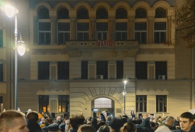 Cacak, Sırbistan - 24 Ocak 2025: Sırbistan 'da 15 kişinin öldüğü Novi Sad' daki beton bir tepe örtüsünün yıkılmasıyla ilgili protestolar. Vatandaşlar yetkililerin sorumluluğu üstlenmesini ve bu olayın sorumlularını cezalandırmasını talep ediyor..