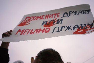 Cacak, Sırbistan - 26 Ocak 2025: Sırbistan 'da 15 kişinin öldüğü Novi Sad' daki beton bir tepe örtüsünün yıkılmasıyla ilgili protestolar. Vatandaşlar yetkililerin sorumluluğu üstlenmesini ve bu olayın sorumlularını cezalandırmasını talep ediyor..