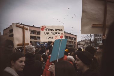 Cacak, Sırbistan - 26 Ocak 2025: Sırbistan 'da 15 kişinin öldüğü Novi Sad' daki beton bir tepe örtüsünün yıkılmasıyla ilgili protestolar. Vatandaşlar yetkililerin sorumluluğu üstlenmesini ve bu olayın sorumlularını cezalandırmasını talep ediyor..