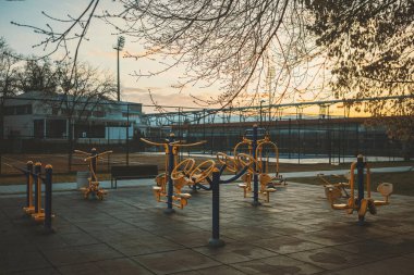 Spor alanlarının arka planında, eğlence ve egzersiz için sokak ekipmanları.