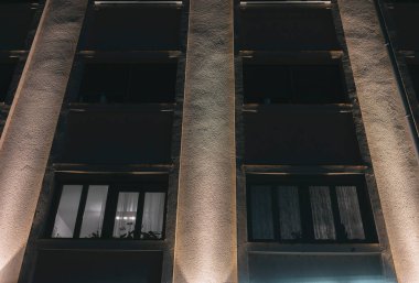 Konut binasının ön cephesi, aydınlatma cephesinin detayları..