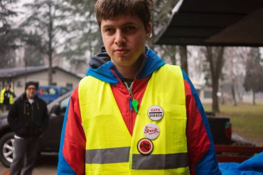 Cacak, Sırbistan - 13 Şubat 2025: Cacak 'tan Kragujevac' a öğrenci yürüyüşü. Devlet yetkililerinden Kasım 2024 'te Novi Sad' daki beton bir tepe örtüsünün düşmesiyle meydana gelen 15 kişinin ölümünün sorumluluğunu üstlenmeleri isteniyor..