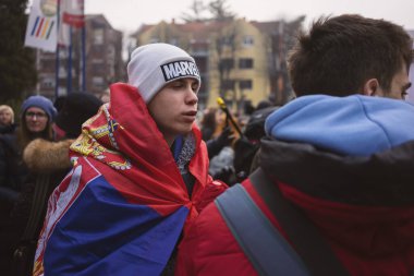 Cacak, Sırbistan - 13 Şubat 2025: Cacak 'tan Kragujevac' a öğrenci yürüyüşü. Devlet yetkililerinden Kasım 2024 'te Novi Sad' daki beton bir tepe örtüsünün düşmesiyle meydana gelen 15 kişinin ölümünün sorumluluğunu üstlenmeleri isteniyor..