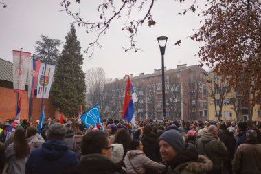 Cacak, Sırbistan - 13 Şubat 2025: Cacak 'tan Kragujevac' a öğrenci yürüyüşü. Devlet yetkililerinden Kasım 2024 'te Novi Sad' daki beton bir tepe örtüsünün düşmesiyle meydana gelen 15 kişinin ölümünün sorumluluğunu üstlenmeleri isteniyor..