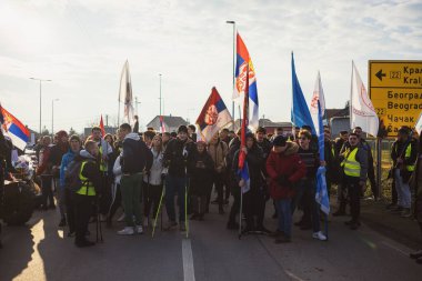Cacak, Sırbistan - 13 Şubat 2025: Cacak 'tan Kragujevac' a öğrenci yürüyüşü. Devlet yetkililerinden Kasım 2024 'te Novi Sad' daki beton bir tepe örtüsünün düşmesiyle meydana gelen 15 kişinin ölümünün sorumluluğunu üstlenmeleri isteniyor..