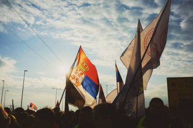 Cacak, Sırbistan - 13 Şubat 2025: Cacak 'tan Kragujevac' a öğrenci yürüyüşü. Devlet yetkililerinden Kasım 2024 'te Novi Sad' daki beton bir tepe örtüsünün düşmesiyle meydana gelen 15 kişinin ölümünün sorumluluğunu üstlenmeleri isteniyor..