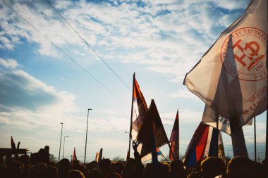 Cacak, Sırbistan - 13 Şubat 2025: Cacak 'tan Kragujevac' a öğrenci yürüyüşü. Devlet yetkililerinden Kasım 2024 'te Novi Sad' daki beton bir tepe örtüsünün düşmesiyle meydana gelen 15 kişinin ölümünün sorumluluğunu üstlenmeleri isteniyor..