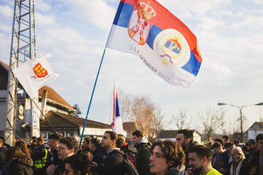 Cacak, Sırbistan - 13 Şubat 2025: Cacak 'tan Kragujevac' a öğrenci yürüyüşü. Devlet yetkililerinden Kasım 2024 'te Novi Sad' daki beton bir tepe örtüsünün düşmesiyle meydana gelen 15 kişinin ölümünün sorumluluğunu üstlenmeleri isteniyor..