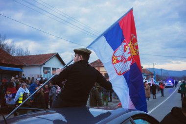 Cacak, Sırbistan - 13 Şubat 2025: Cacak 'tan Kragujevac' a öğrenci yürüyüşü. Devlet yetkililerinden Kasım 2024 'te Novi Sad' daki beton bir tepe örtüsünün düşmesiyle meydana gelen 15 kişinin ölümünün sorumluluğunu üstlenmeleri isteniyor..