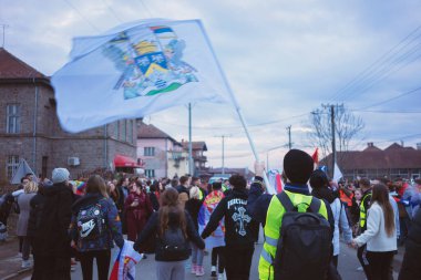 Cacak, Sırbistan - 13 Şubat 2025: Cacak 'tan Kragujevac' a öğrenci yürüyüşü. Devlet yetkililerinden Kasım 2024 'te Novi Sad' daki beton bir tepe örtüsünün düşmesiyle meydana gelen 15 kişinin ölümünün sorumluluğunu üstlenmeleri isteniyor..