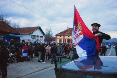 Cacak, Sırbistan - 13 Şubat 2025: Cacak 'tan Kragujevac' a öğrenci yürüyüşü. Devlet yetkililerinden Kasım 2024 'te Novi Sad' daki beton bir tepe örtüsünün düşmesiyle meydana gelen 15 kişinin ölümünün sorumluluğunu üstlenmeleri isteniyor..