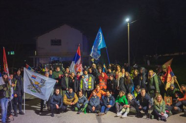 Cacak, Sırbistan - 13 Şubat 2025: Cacak 'tan Kragujevac' a öğrenci yürüyüşü. Devlet yetkililerinden Kasım 2024 'te Novi Sad' daki beton bir tepe örtüsünün düşmesiyle meydana gelen 15 kişinin ölümünün sorumluluğunu üstlenmeleri isteniyor..