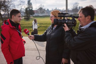 Kragujevac, Sırbistan - 14 Şubat 2025: Cacak 'tan Kragujevac' a öğrenci yürüyüşü. Devlet yetkililerinden Kasım 2024 'te Novi Sad' daki beton bir tepe örtüsünün düşmesiyle meydana gelen 15 kişinin ölümünün sorumluluğunu üstlenmeleri isteniyor..