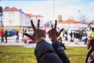 Kragujevac, Sırbistan - 14 Şubat 2025: Cacak 'tan Kragujevac' a öğrenci yürüyüşü. Devlet yetkililerinden Kasım 2024 'te Novi Sad' daki beton bir tepe örtüsünün düşmesiyle meydana gelen 15 kişinin ölümünün sorumluluğunu üstlenmeleri isteniyor..