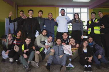 Kragujevac, Sırbistan - 14 Şubat 2025: Cacak 'tan Kragujevac' a öğrenci yürüyüşü. Devlet yetkililerinden Kasım 2024 'te Novi Sad' daki beton bir tepe örtüsünün düşmesiyle meydana gelen 15 kişinin ölümünün sorumluluğunu üstlenmeleri isteniyor..