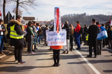 Kragujevac, Sırbistan - 14 Şubat 2025: Cacak 'tan Kragujevac' a öğrenci yürüyüşü. Devlet yetkililerinden Kasım 2024 'te Novi Sad' daki beton bir tepe örtüsünün düşmesiyle meydana gelen 15 kişinin ölümünün sorumluluğunu üstlenmeleri isteniyor..