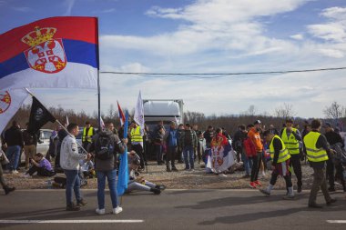 Kragujevac, Sırbistan - 14 Şubat 2025: Cacak 'tan Kragujevac' a öğrenci yürüyüşü. Devlet yetkililerinden Kasım 2024 'te Novi Sad' daki beton bir tepe örtüsünün düşmesiyle meydana gelen 15 kişinin ölümünün sorumluluğunu üstlenmeleri isteniyor..