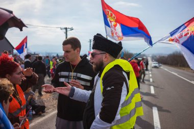 Kragujevac, Sırbistan - 14 Şubat 2025: Cacak 'tan Kragujevac' a öğrenci yürüyüşü. Devlet yetkililerinden Kasım 2024 'te Novi Sad' daki beton bir tepe örtüsünün düşmesiyle meydana gelen 15 kişinin ölümünün sorumluluğunu üstlenmeleri isteniyor..