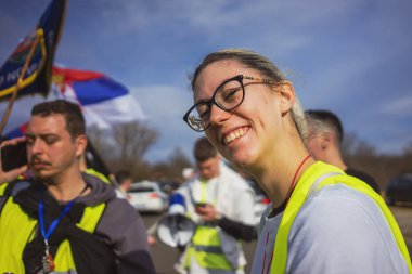 Kragujevac, Sırbistan - 14 Şubat 2025: Cacak 'tan Kragujevac' a öğrenci yürüyüşü. Devlet yetkililerinden Kasım 2024 'te Novi Sad' daki beton bir tepe örtüsünün düşmesiyle meydana gelen 15 kişinin ölümünün sorumluluğunu üstlenmeleri isteniyor..