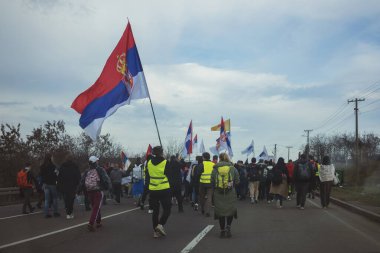 Kragujevac, Sırbistan - 14 Şubat 2025: Cacak 'tan Kragujevac' a öğrenci yürüyüşü. Devlet yetkililerinden Kasım 2024 'te Novi Sad' daki beton bir tepe örtüsünün düşmesiyle meydana gelen 15 kişinin ölümünün sorumluluğunu üstlenmeleri isteniyor..