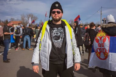 Kragujevac, Sırbistan - 14 Şubat 2025: Cacak 'tan Kragujevac' a öğrenci yürüyüşü. Devlet yetkililerinden Kasım 2024 'te Novi Sad' daki beton bir tepe örtüsünün düşmesiyle meydana gelen 15 kişinin ölümünün sorumluluğunu üstlenmeleri isteniyor..