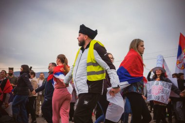 Kragujevac, Sırbistan - 14 Şubat 2025: Cacak 'tan Kragujevac' a öğrenci yürüyüşü. Devlet yetkililerinden Kasım 2024 'te Novi Sad' daki beton bir tepe örtüsünün düşmesiyle meydana gelen 15 kişinin ölümünün sorumluluğunu üstlenmeleri isteniyor..