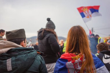 Kragujevac, Sırbistan - 14 Şubat 2025: Cacak 'tan Kragujevac' a öğrenci yürüyüşü. Devlet yetkililerinden Kasım 2024 'te Novi Sad' daki beton bir tepe örtüsünün düşmesiyle meydana gelen 15 kişinin ölümünün sorumluluğunu üstlenmeleri isteniyor..