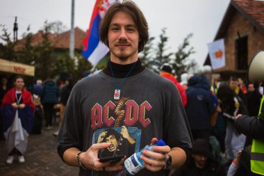 Kragujevac, Sırbistan - 14 Şubat 2025: Cacak 'tan Kragujevac' a öğrenci yürüyüşü. Devlet yetkililerinden Kasım 2024 'te Novi Sad' daki beton bir tepe örtüsünün düşmesiyle meydana gelen 15 kişinin ölümünün sorumluluğunu üstlenmeleri isteniyor..