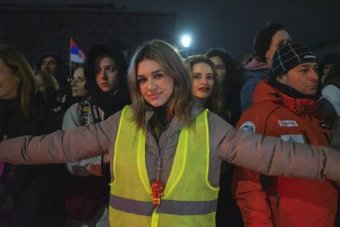 Kragujevac, Sırbistan - 14 Şubat 2025: Cacak 'tan Kragujevac' a öğrenci yürüyüşü. Devlet yetkililerinden Kasım 2024 'te Novi Sad' daki beton bir tepe örtüsünün düşmesiyle meydana gelen 15 kişinin ölümünün sorumluluğunu üstlenmeleri isteniyor..
