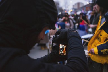Kragujevac, Sırbistan - 15 Şubat 2025: Sretenje 'deki Kragujevac protestoları, Novi Sad' daki beton tepe örtüsünün düşüşünü anmak için Sırbistan 'ın dört bir yanından çok insan toplandı. Yetkililerden izin almaları isteniyor.