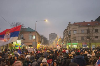 Kragujevac, Sırbistan - 15 Şubat 2025: Sretenje 'deki Kragujevac protestoları, Novi Sad' daki beton tepe örtüsünün düşüşünü anmak için Sırbistan 'ın dört bir yanından çok insan toplandı. Yetkililerden izin almaları isteniyor.