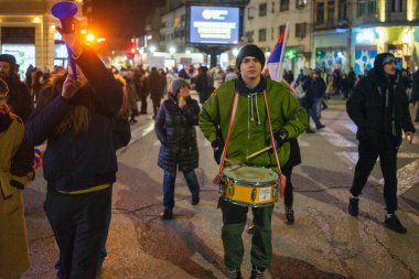 Kragujevac, Sırbistan - 15 Şubat 2025: Sretenje 'deki Kragujevac protestoları, Novi Sad' daki beton tepe örtüsünün düşüşünü anmak için Sırbistan 'ın dört bir yanından çok insan toplandı. Yetkililerden izin almaları isteniyor.