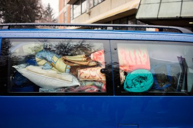 Bir kamyon dolusu şey, battaniye, uyku tulumu ve bunun gibi şeyler..