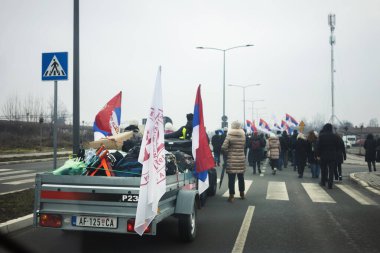 Cacak, Sırbistan - 24 Şubat 2025: Cacak 'tan Nis' e öğrenci yürüyüşü. Cacak 'tan Krallık' a giden ilk yoldan dakikalar. Novi Sad 'daki 15 ölümün sorumluluğunu öğrenciler yetkililerden talep ediyor.