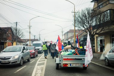 Cacak, Sırbistan - 24 Şubat 2025: Cacak 'tan Nis' e öğrenci yürüyüşü. Cacak 'tan Krallık' a giden ilk yoldan dakikalar. Novi Sad 'daki 15 ölümün sorumluluğunu öğrenciler yetkililerden talep ediyor.