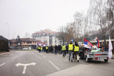 Cacak, Sırbistan - 24 Şubat 2025: Cacak 'tan Nis' e öğrenci yürüyüşü. Cacak 'tan Krallık' a giden ilk yoldan dakikalar. Novi Sad 'daki 15 ölümün sorumluluğunu öğrenciler yetkililerden talep ediyor.
